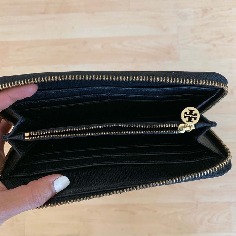 Tory Burch Robinson Continental Zip Wallet - Picture 3 of 4